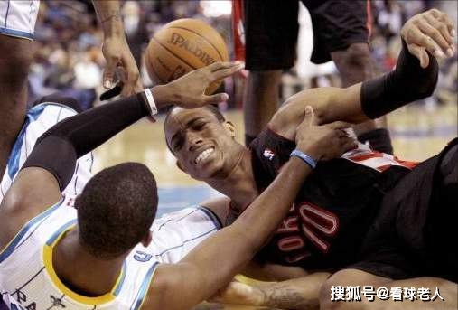 NBA篮球争球时球权怎么判？