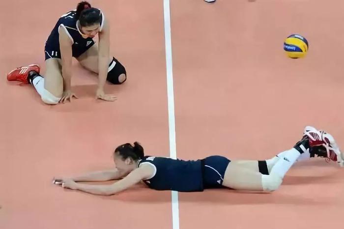 中国女排10连胜,卫冕世界杯冠军:这样的女排精神值得讲给孩子听!