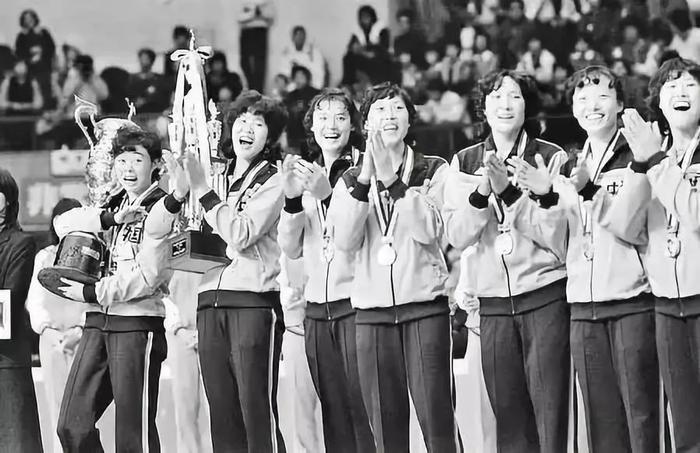 中国女排10连胜,卫冕世界杯冠军:这样的女排精神值得讲给孩子听!